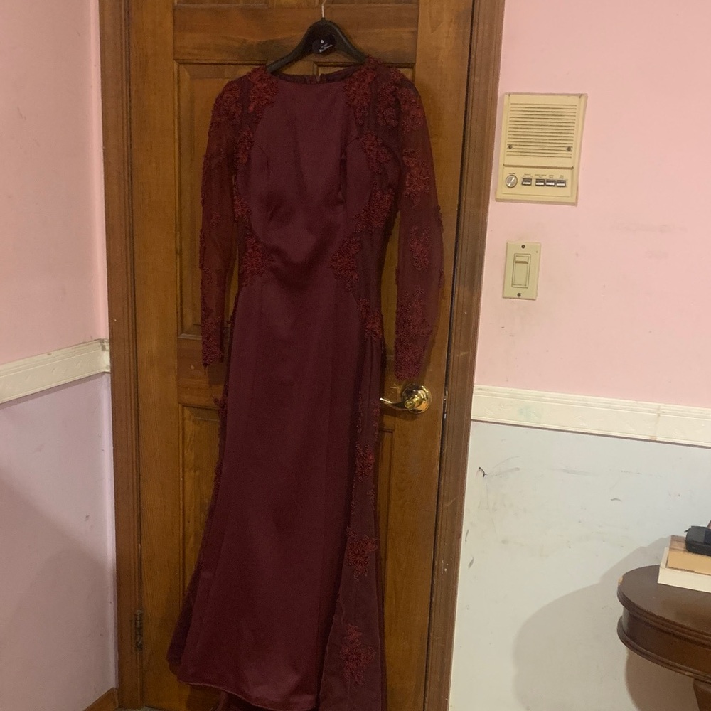 Elegant Burgundy Lace Evening Gown